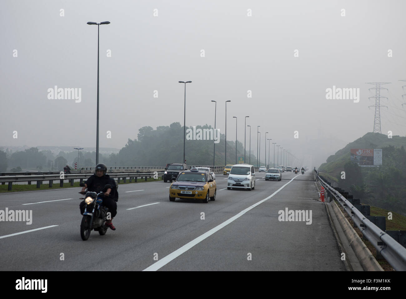 Les voitures sur une autoroute à l'extérieur de Kuala Lumpur, Malaisie, le 1 er octobre 2015. Banque D'Images