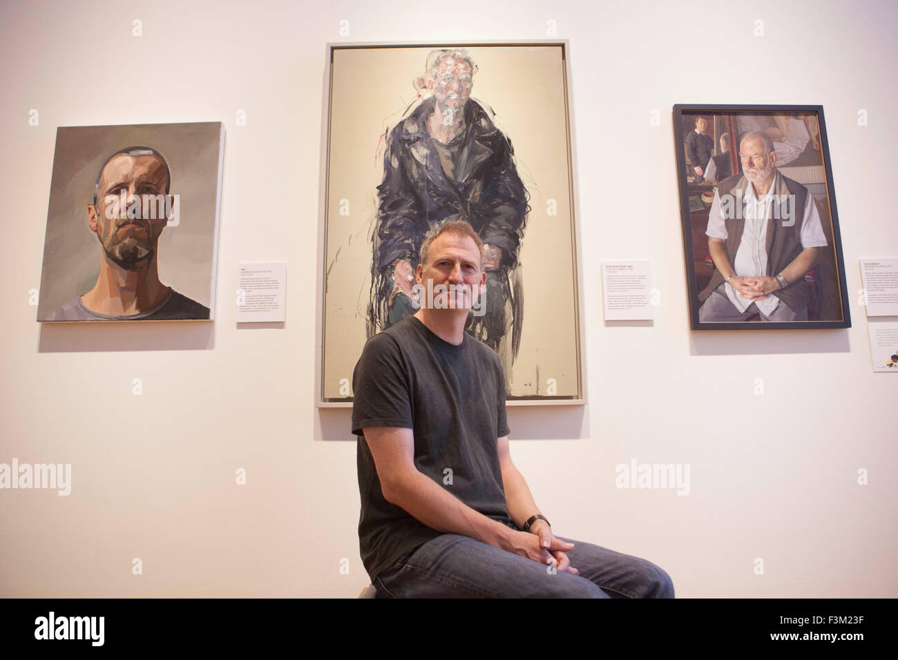 Édimbourg.UK. 09 octobre. Affichage portrait BP dans la région de Scottish National Portrait Gallery. BP Portrait Award afficher à Édimbourg le 10 octobre 2015 - 28 février 2016. Sur la photo de l'artiste écossais Alan McGrowan possing à son autoportrait. Pako Mera/Alamy Live News. Banque D'Images