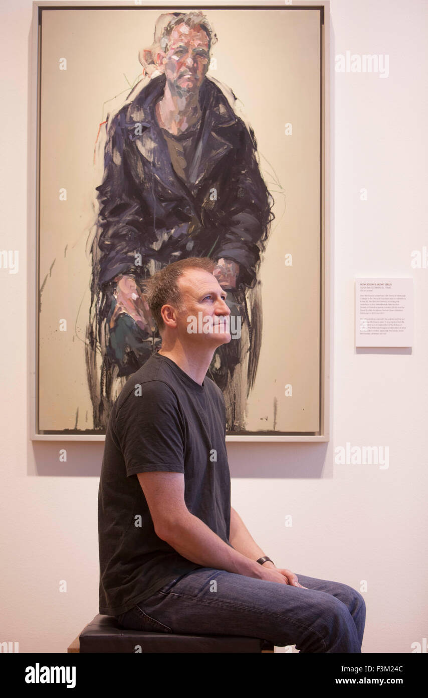 Édimbourg.UK. 09 octobre. Affichage portrait BP dans la région de Scottish National Portrait Gallery. BP Portrait Award afficher à Édimbourg le 10 octobre 2015 - 28 février 2016. Sur la photo de l'artiste écossais Alan McGrowan ce qui pose à son autoportrait. Pako Mera/Alamy Live News. Banque D'Images