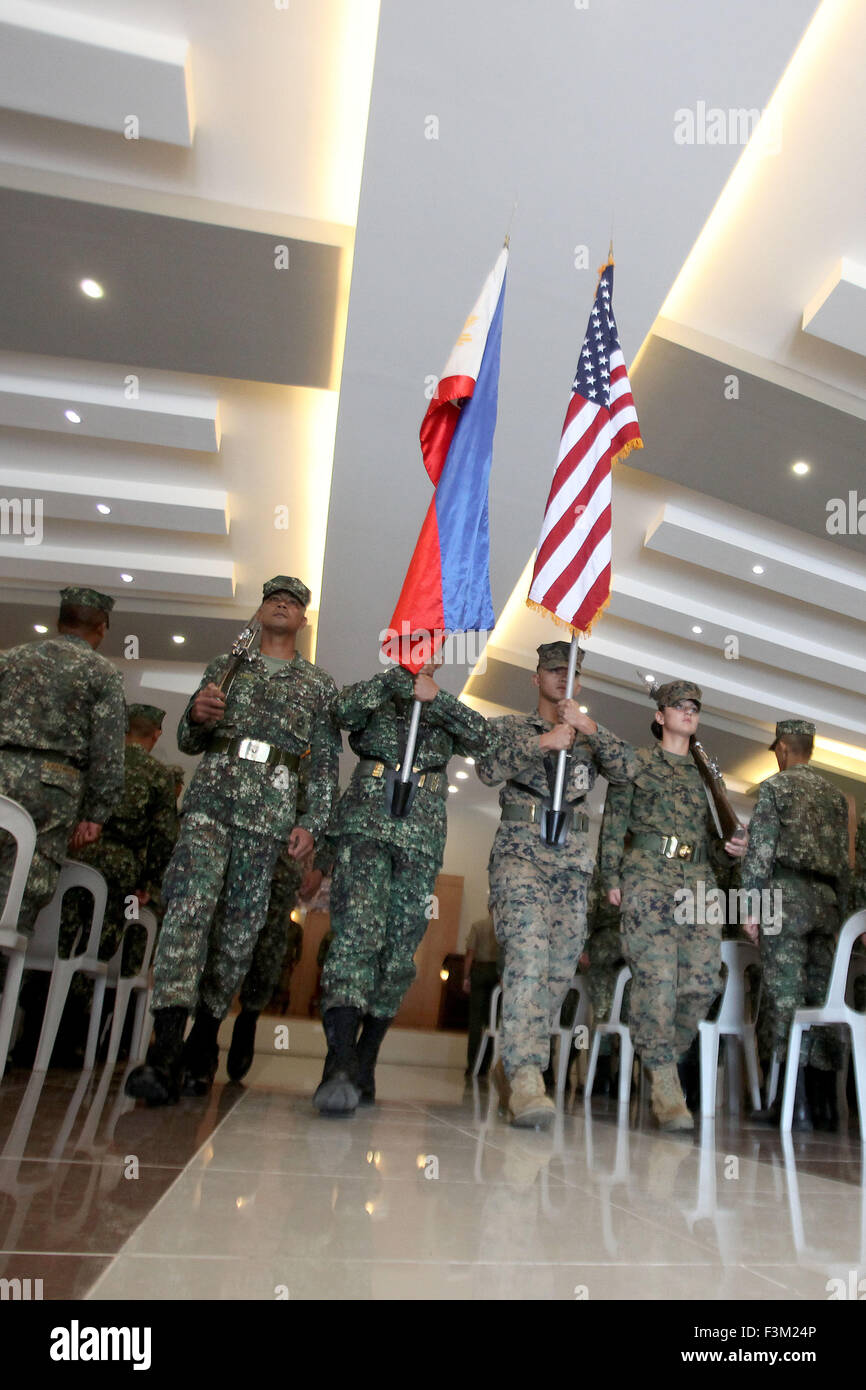 Taguig City, Philippines. 9 octobre, 2015. États-unis et marines philippins drapeaux attente au cours de la cérémonie de clôture de l'exercice de débarquement amphibies (PHIBLEX) à Taguig City, Philippines, le 9 octobre 2015. Le PHIBLEX annuel vise à faire progresser les Philippines et United States' relation militaire et d'améliorer la capacité d'interopérabilité des troupes Philippines en collaboration avec leurs homologues américains. © Rouelle Umali/Xinhua/Alamy Live News Banque D'Images