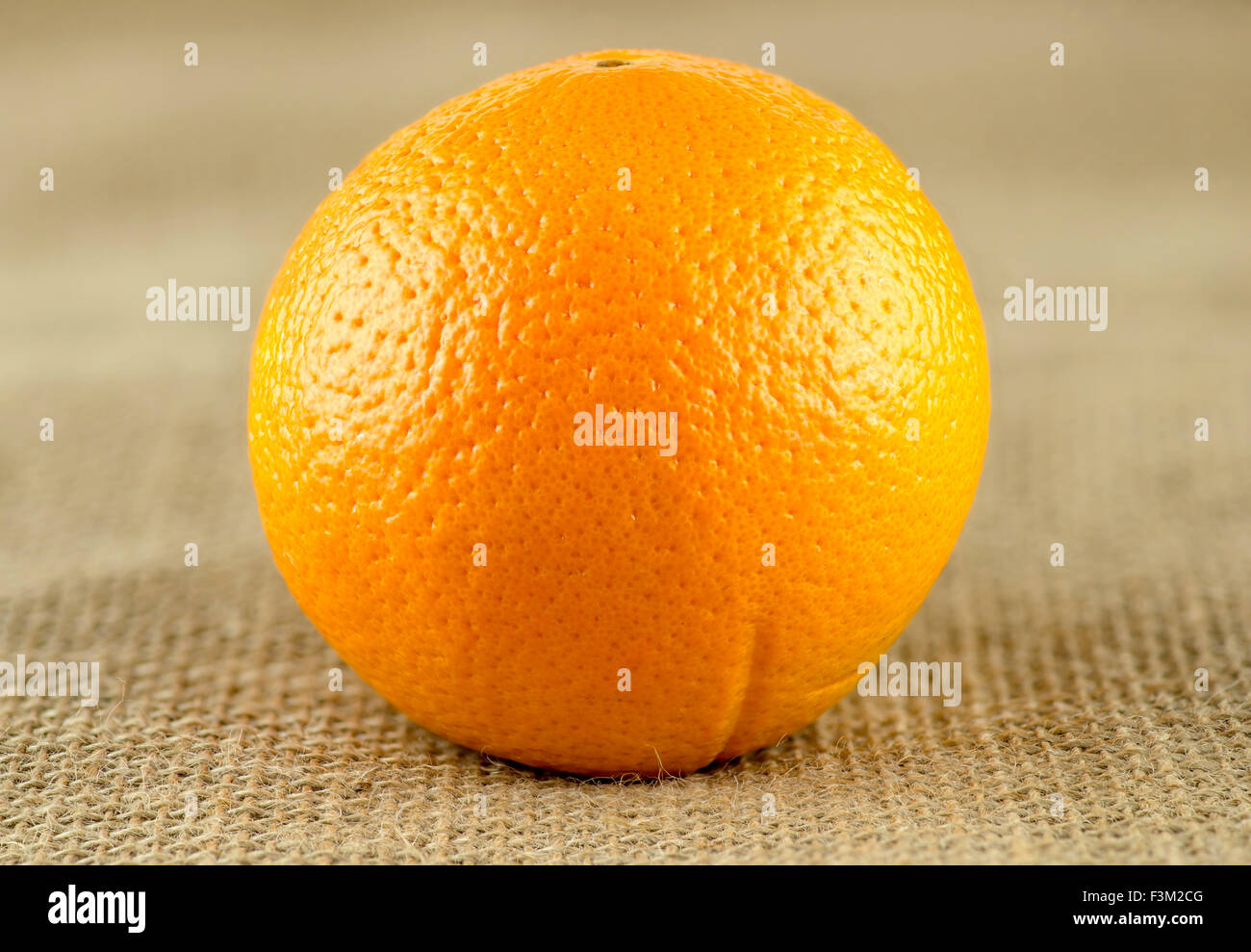 Gros plan macro de mûres bio orange sur toile de jute Banque D'Images