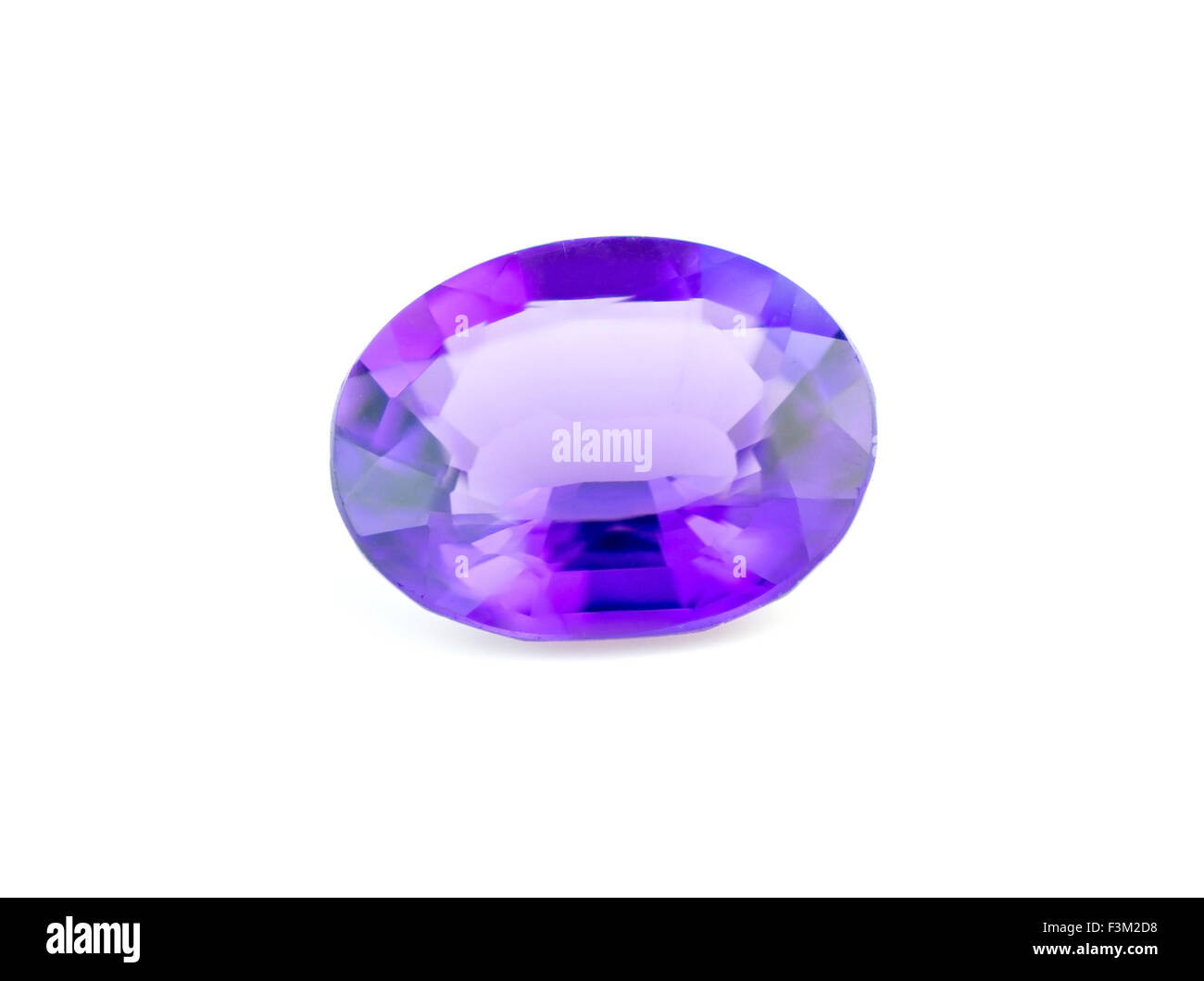Belle pierre précieuse d'améthyste à facettes naturelles violet Banque D'Images