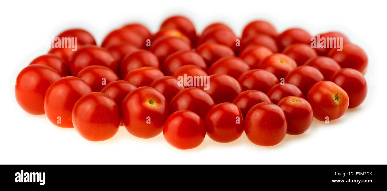 Gros plan du sain tomates cerise rouge vif sur un fond blanc Banque D'Images