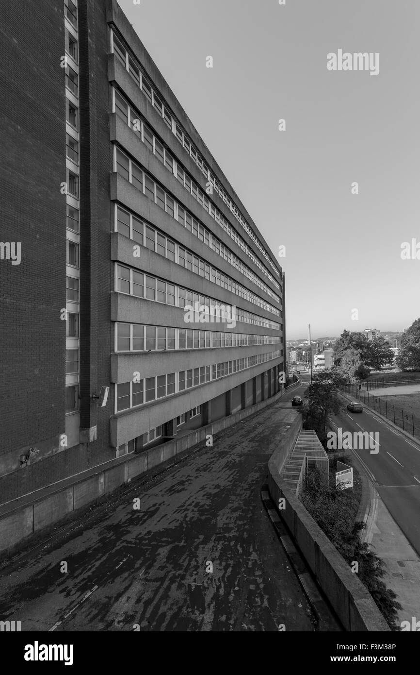 Immeuble de bureaux et la rampe menant à l'écart de la Grosvenor Centre, parking à plusieurs étages, Northampton. Banque D'Images