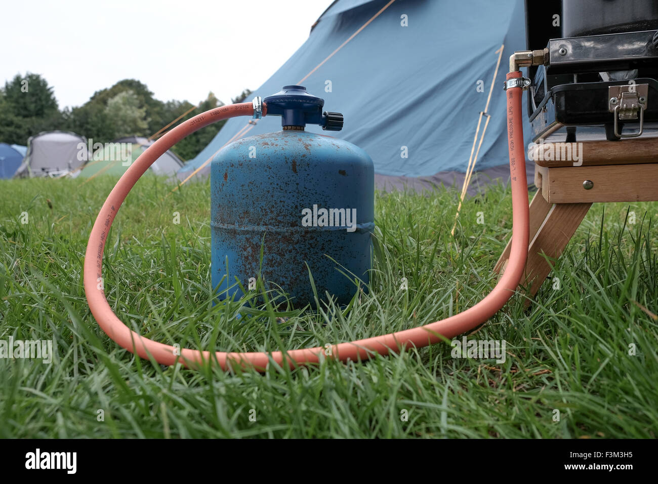 Bouteille de gaz utilisé tout en camping pour cuisinière Banque D'Images