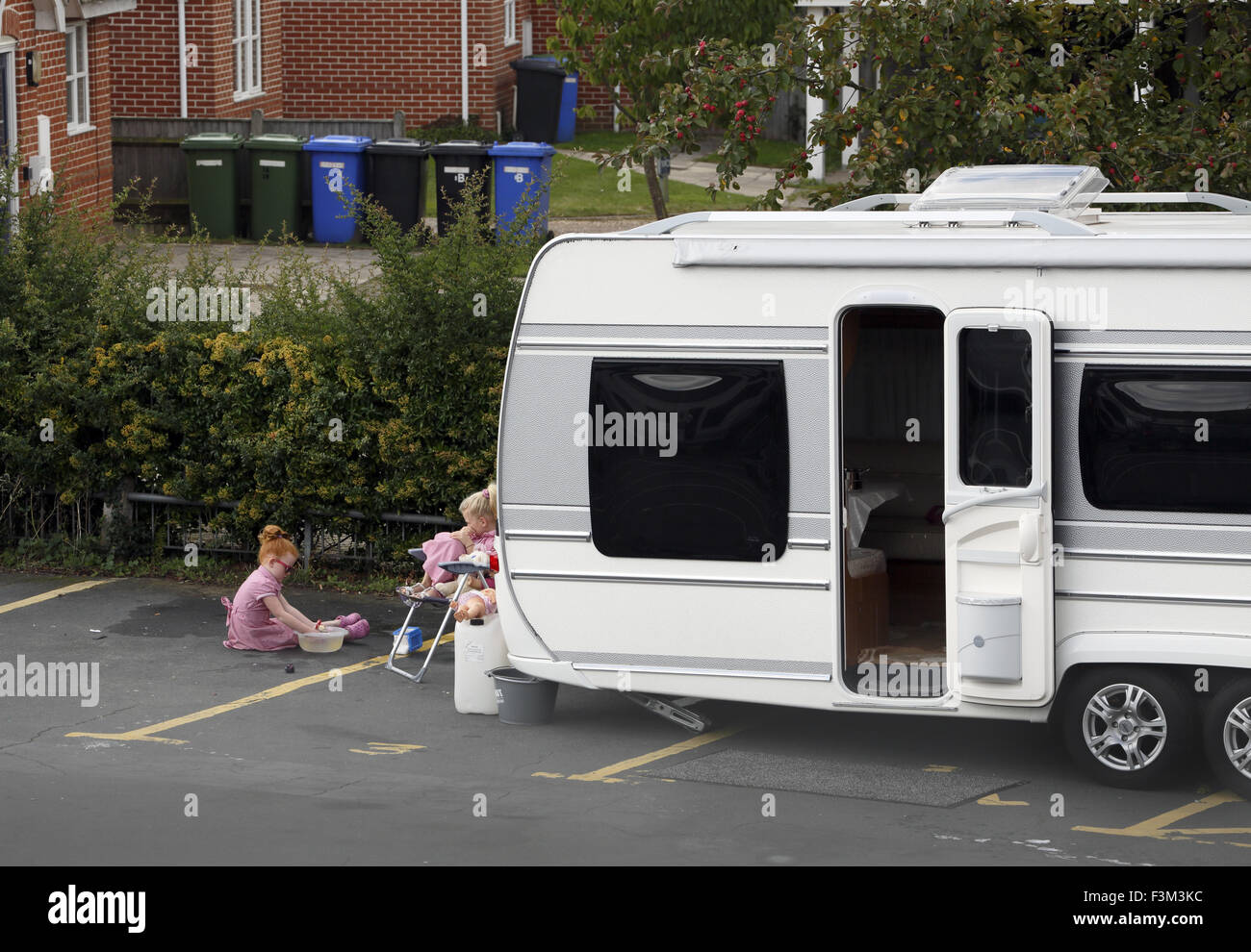 Les voyageurs d'enfants jouent à l'extérieur de caravane. Banque D'Images