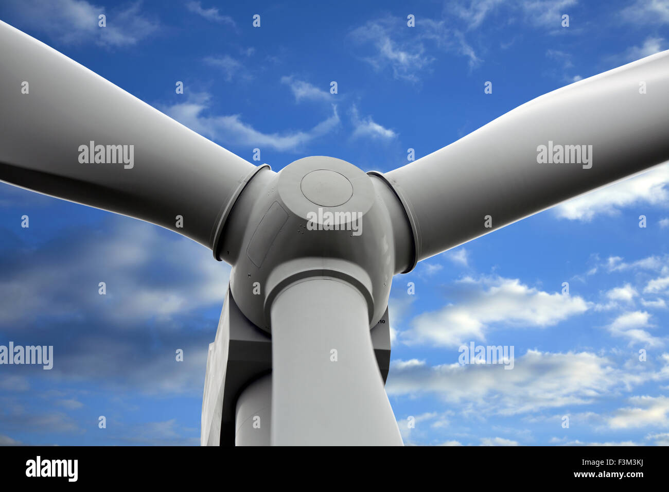 Close up of wind turbine contre le ciel bleu et les nuages. Banque D'Images