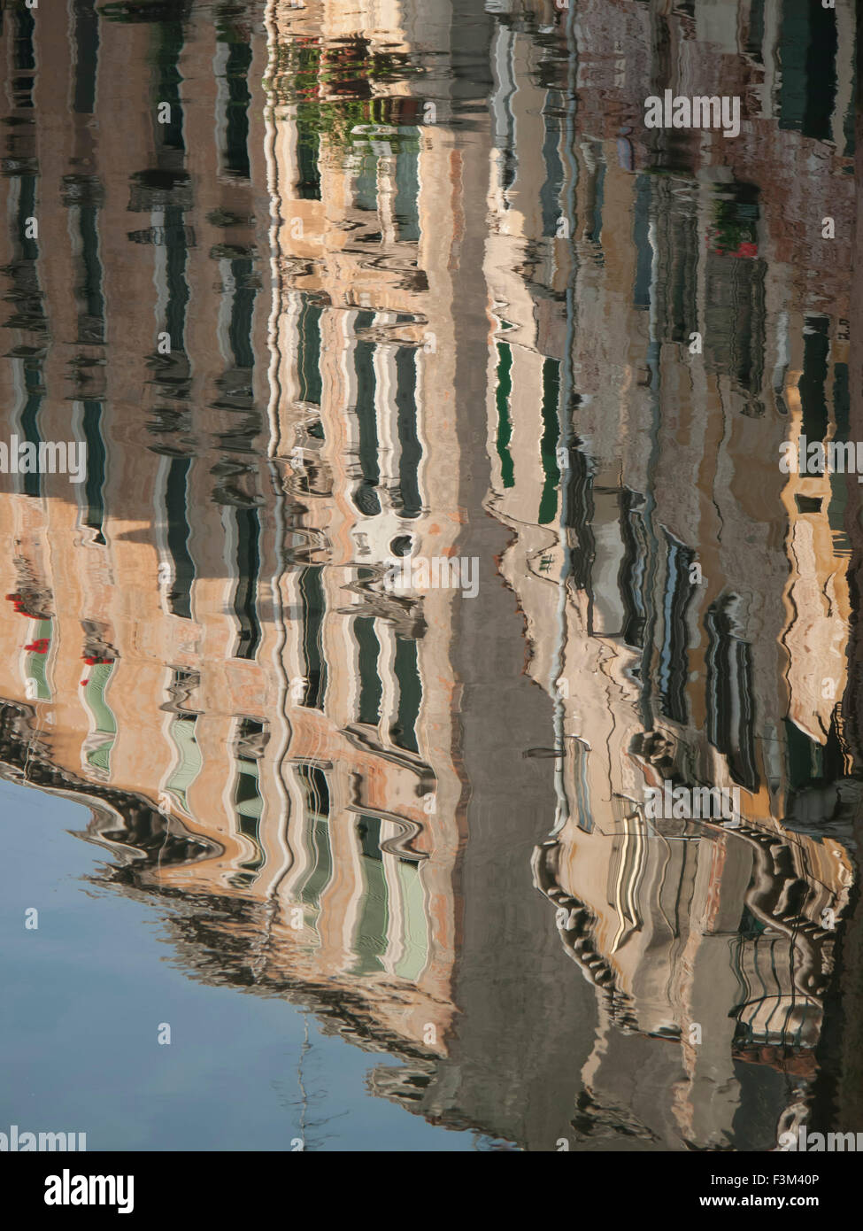 Venise, Italie. Reflets dans l'eau d'un canal dans le quartier de Santa Croce Banque D'Images