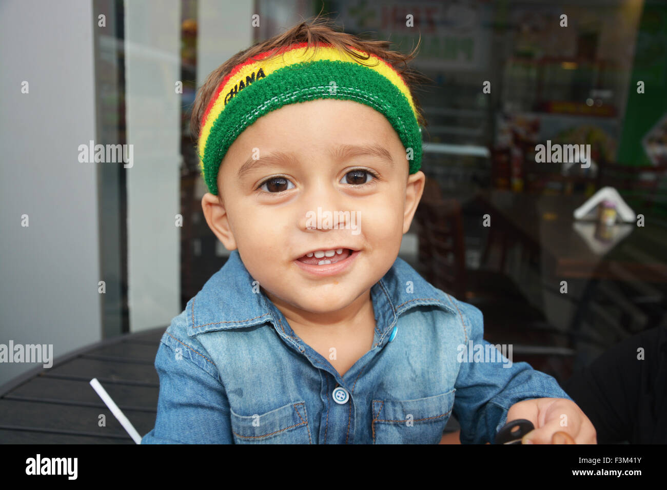 Cute toddler arabe portant le Ghana bandeau de couleur pendant que vous  regardez la partie de football en plein air Photo Stock - Alamy