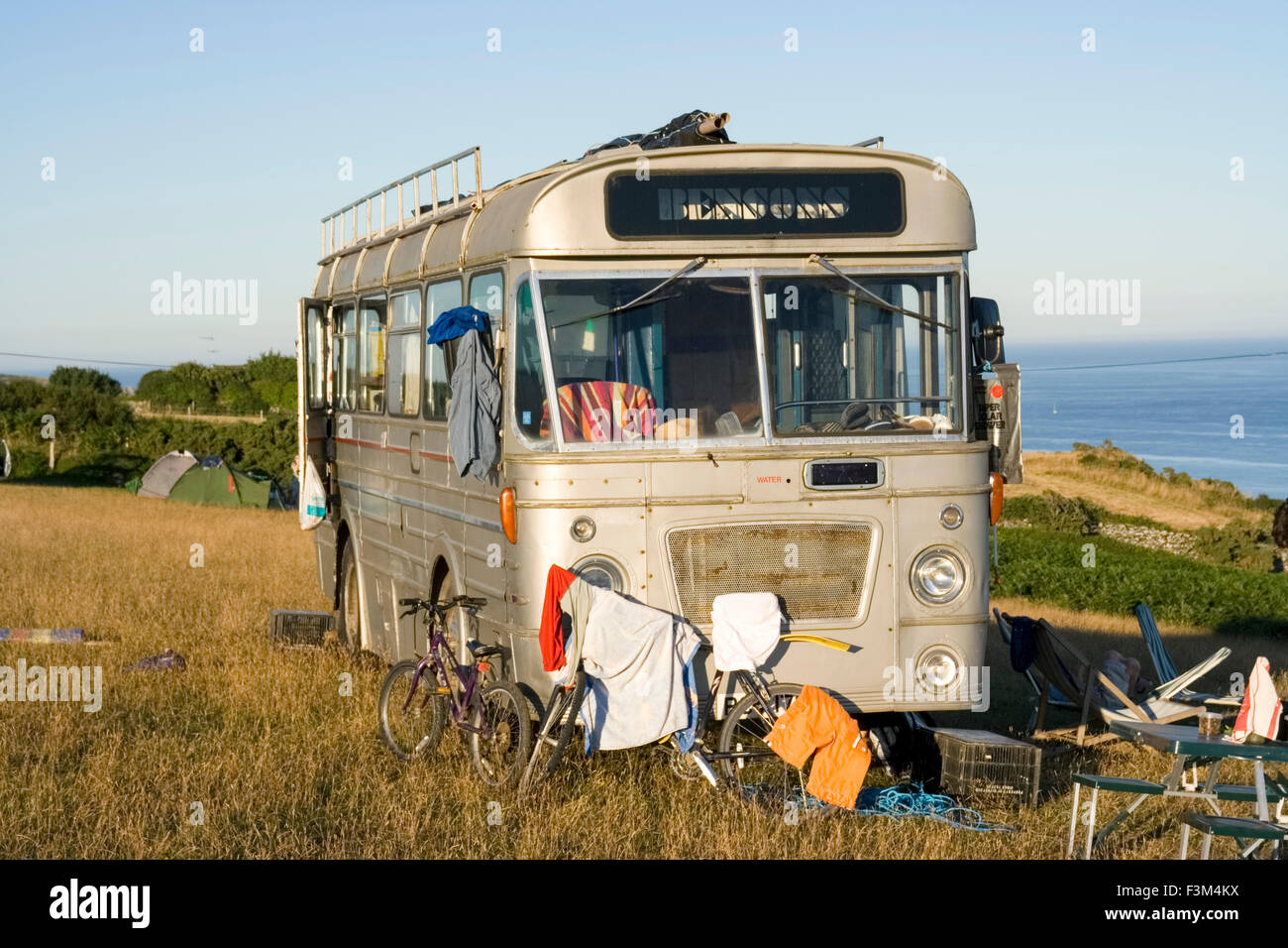 Camping Van (vieux bus) sur terrain dans le sud du Devon, UK Banque D'Images