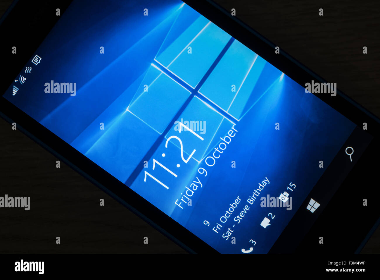 L'écran de verrouillage d'un smartphone sous Windows 10. Banque D'Images