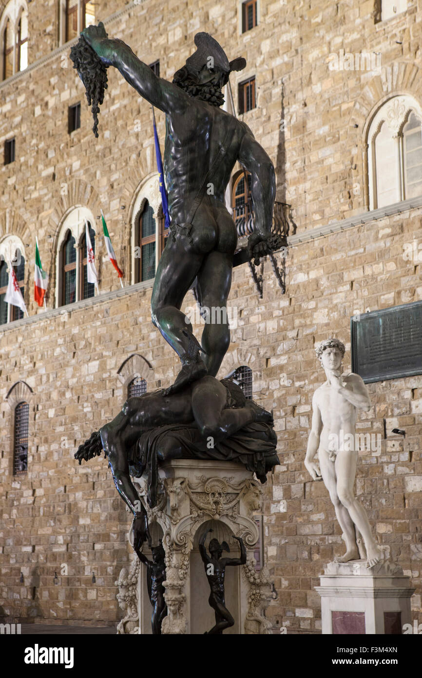 Persée avec la tête de Méduse par Cellini à Florence, Toscane, Italie pendant la nuit Banque D'Images