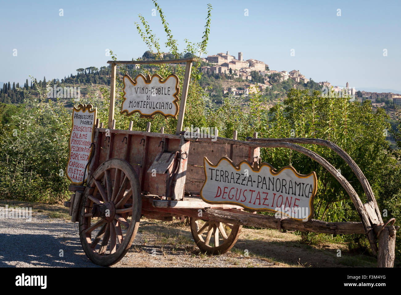 Vieux vin panier à Montepulciano en arrière-plan Banque D'Images
