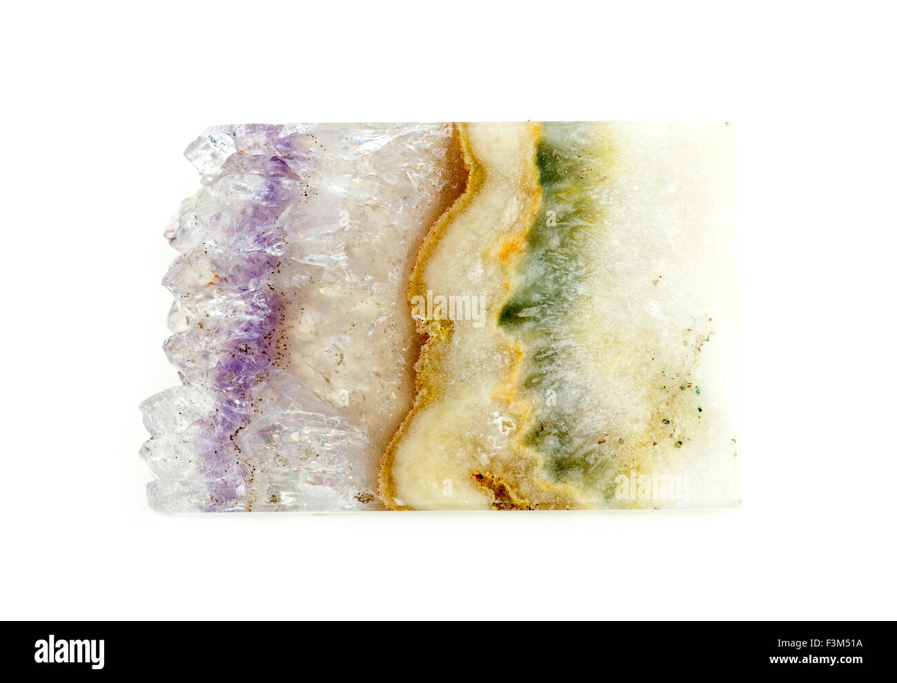 Belle tranche de pierre gemme geode quartz avec des couches de mousse et lace agate Banque D'Images