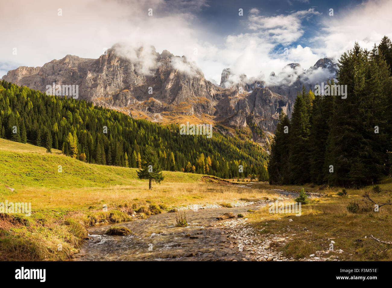 Les Pale di San Martino, dans l'automne. Val Venegia valley. Les Dolomites de Paneveggio-Pale di San Martino Nature Park. Le Trentin. Alpes italiennes. Banque D'Images