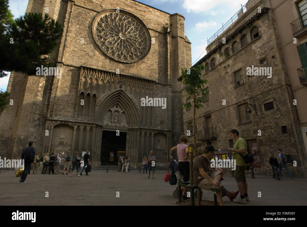 Espagne, Catalogne, Barcelone, Plaça del Pi à côté de l'église Santa Maria del Pi. Au Moyen Âge, Barcelone est devenue la Ciutat Comtal (Ville du comte) et son importance politique accrue. Elle devient le siège des principales institutions politiques de la Catalogne et de l'ancien qui a favorisé le développement des échanges qui, à son tour, conduit à la croissance de la ville et de l'expansion et la construction de quelques magnifiques bâtiments de style gothique. Banque D'Images