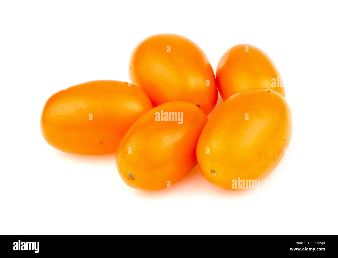 Groupe de tomates cerises raisin d'or isolated on white Banque D'Images