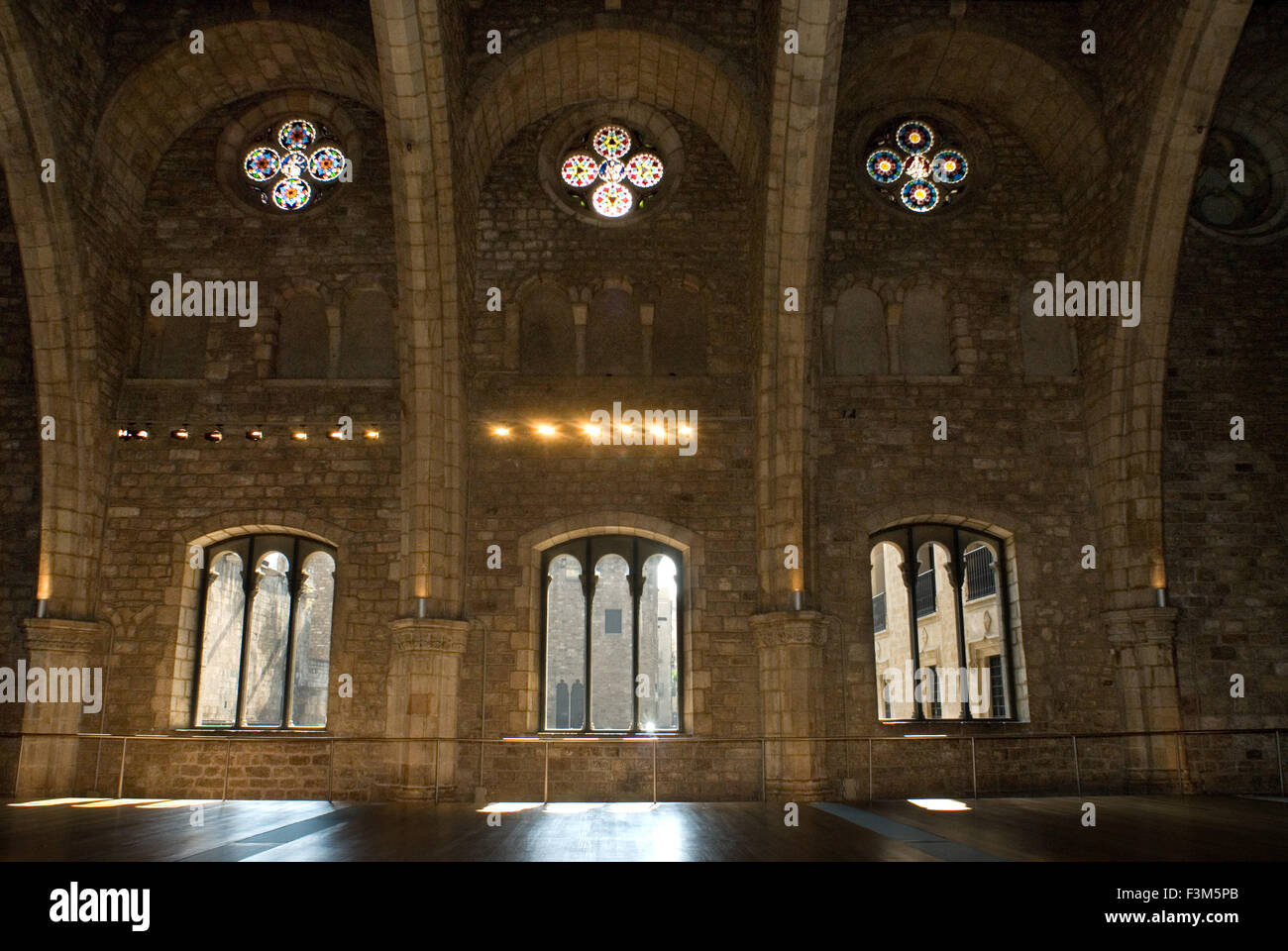 L'Espagne. Barcelone. La salle Tinell (Saló del Tinell). Construit par le roi Pierre IV en 1359-1362. Complexe hôtelier du Grand Palais Royal. Résidence des Comtes. Au Moyen Âge, Barcelone est devenue la Ciutat Comtal (Ville du comte) et son importance politique accrue. Elle devient le siège des principales institutions politiques de la Catalogne et de l'ancien qui a favorisé le développement des échanges qui, à son tour, conduit à la croissance de la ville et de l'expansion et la construction de quelques magnifiques bâtiments de style gothique. Banque D'Images