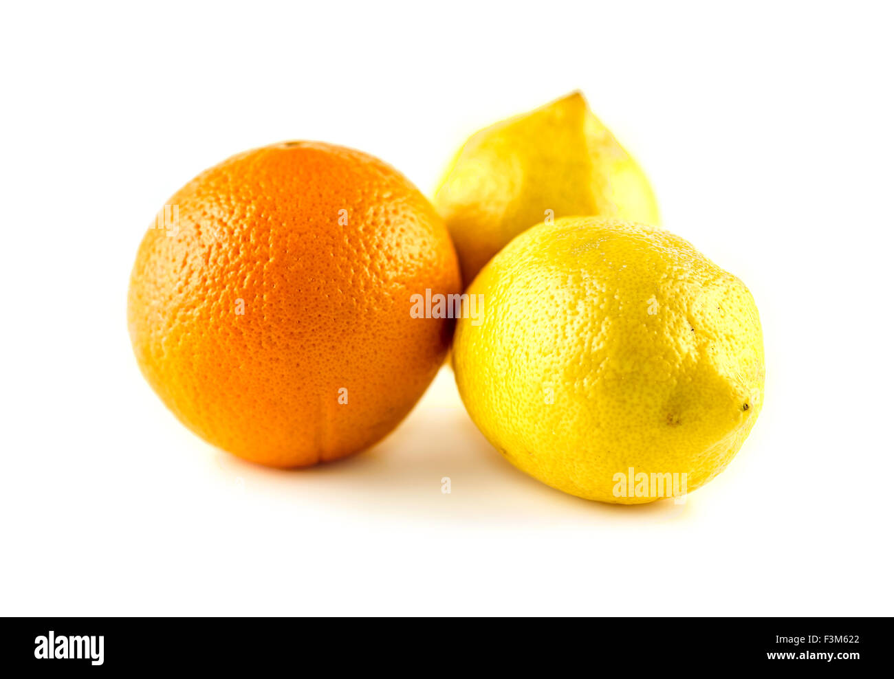 Citrons mûrs organique dynamique et des fruits orange Banque D'Images
