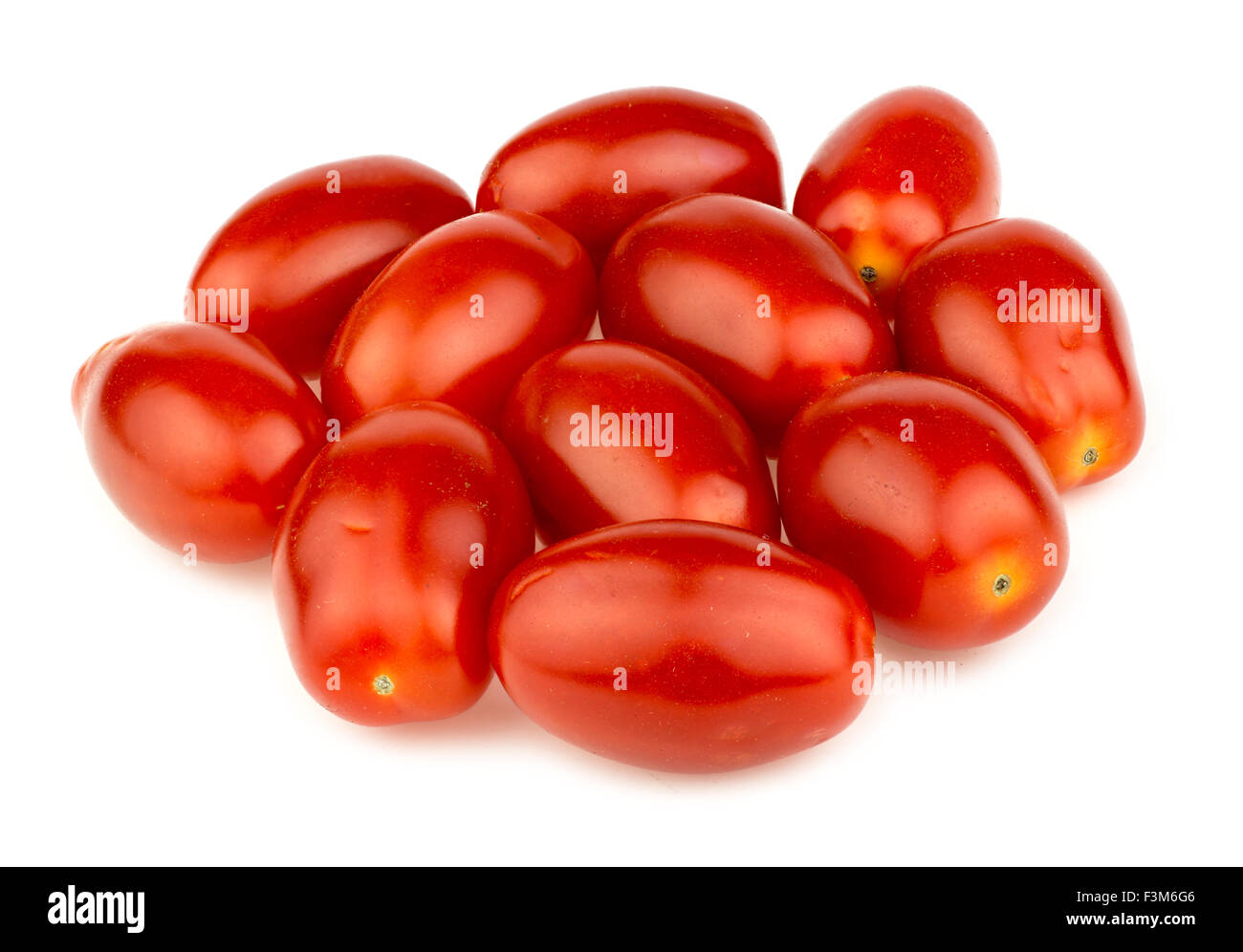 Tas de tomates raisin rouge isolé sur blanc en studio Banque D'Images
