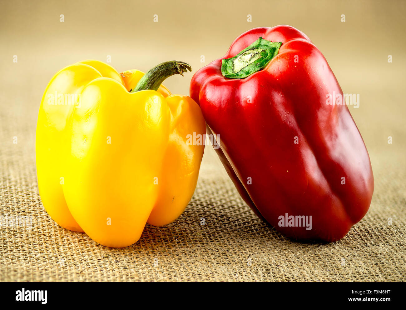 Farm Fresh, bio poivrons sur fond rustique Banque D'Images