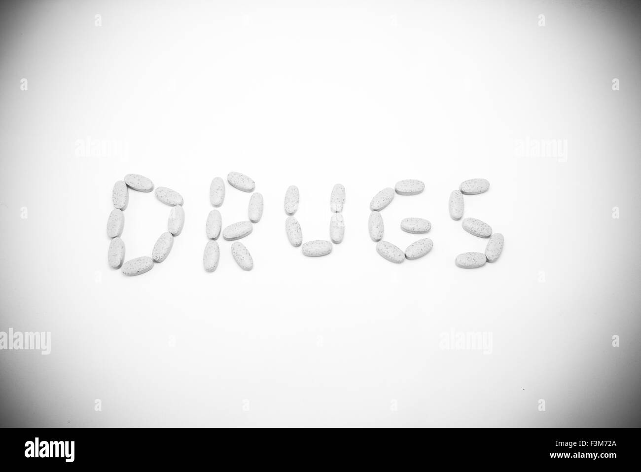 Médicaments et comprimés isolé sur fond blanc Banque D'Images