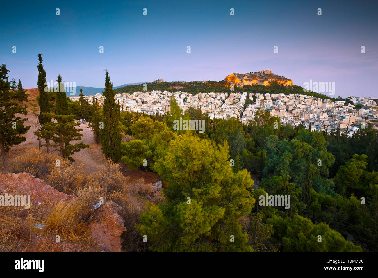 Vue de la colline Lycabettus dans le centre d'Athènes à partir de Strefi Hill. Banque D'Images