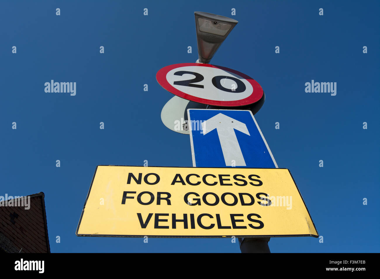 La signalisation routière indiquant une limite de vitesse de 20 mph, à sens unique, et pas d'accès pour les véhicules de transport de marchandises Banque D'Images