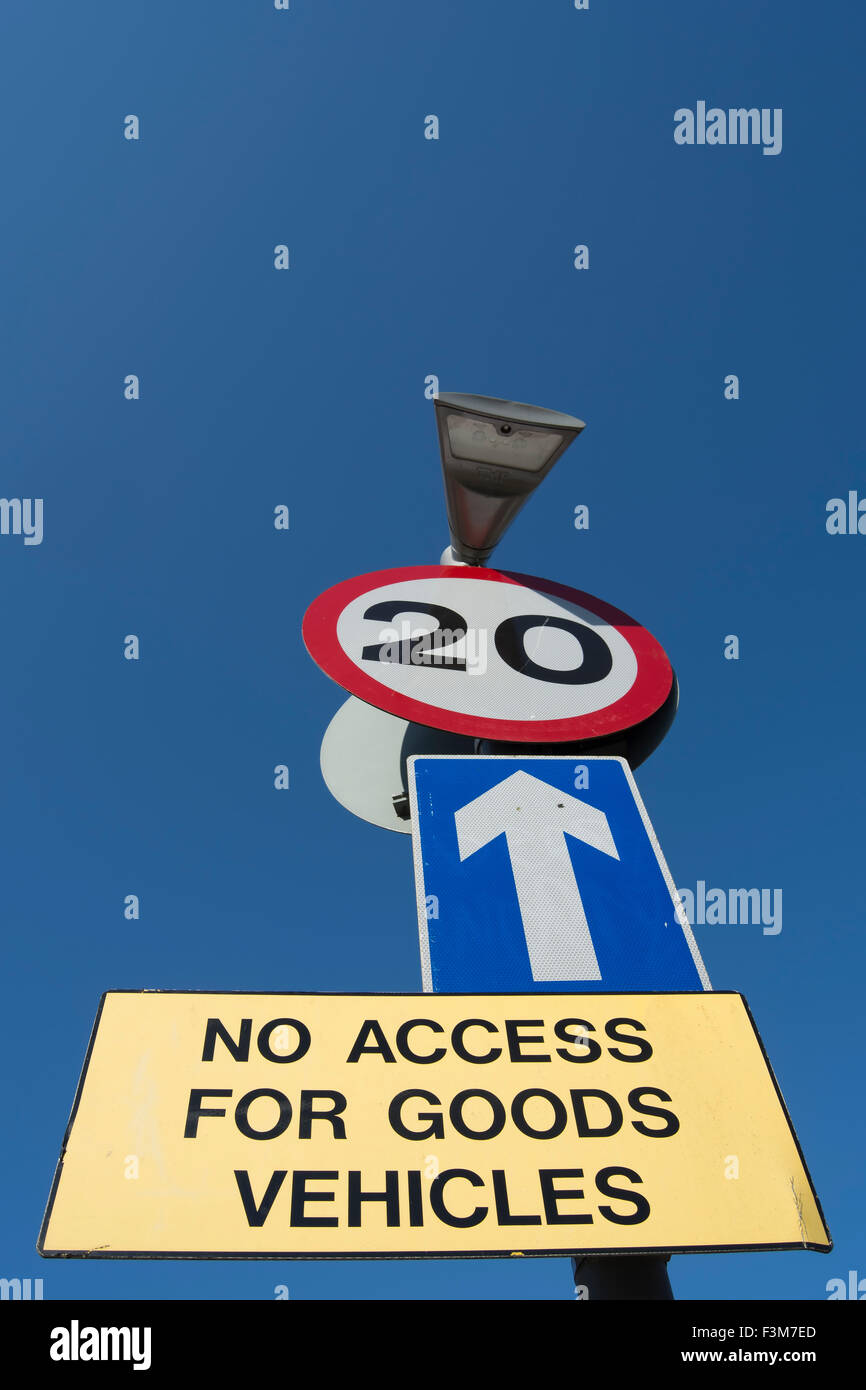 La signalisation routière indiquant une limite de vitesse de 20 mph, à sens unique, et pas d'accès pour les véhicules de transport de marchandises Banque D'Images