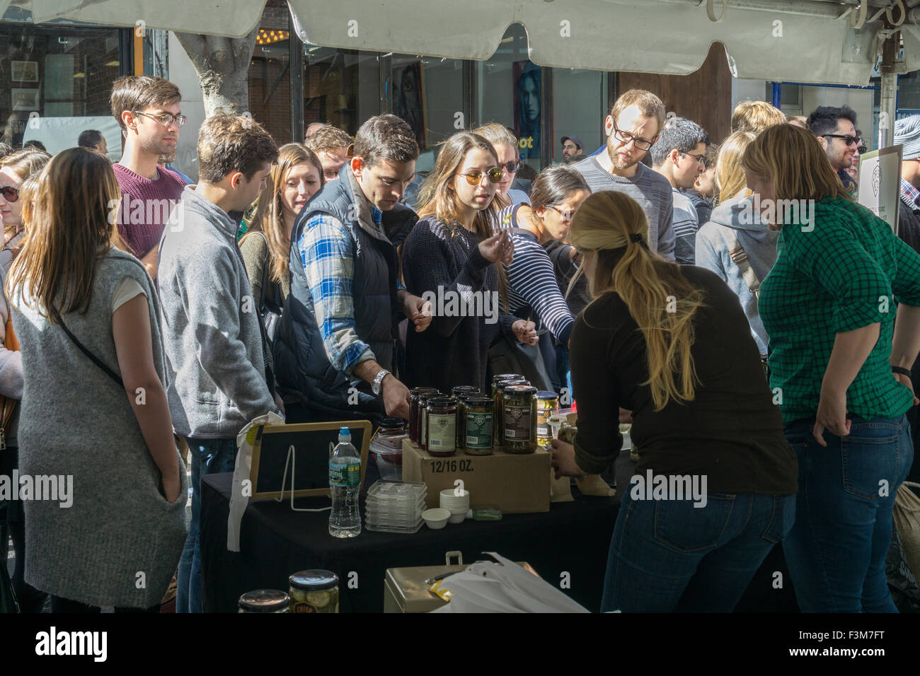 Les amateurs de cornichons se vautre dans la saumure dans le Lower East Side à New York, le dimanche 4 octobre, 2015 pour l'assemblée annuelle de la fête de cornichon. Pourvoyeurs de pickles ont défilé leurs produits à des foules de pickle lovers sur Orchard Street. Le festival dispose de méthodes traditionnelles et non traditionnelles de décapage les vendeurs qui offrait de tout Juif à l'ancienne demi-style sours sur coréen Kim-chi. (© Richard B. Levine) Banque D'Images