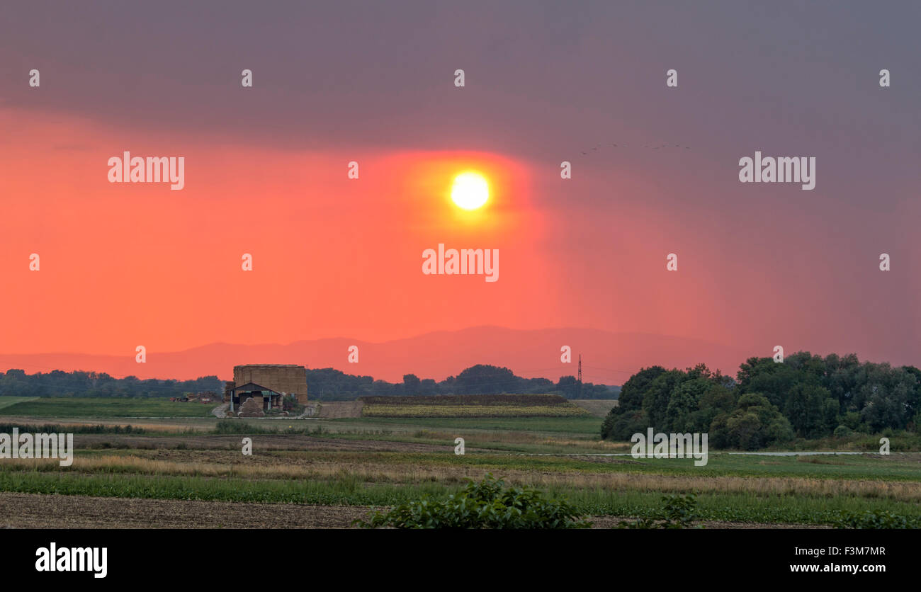Magnifique coucher de soleil paysage avant la tempête Banque D'Images