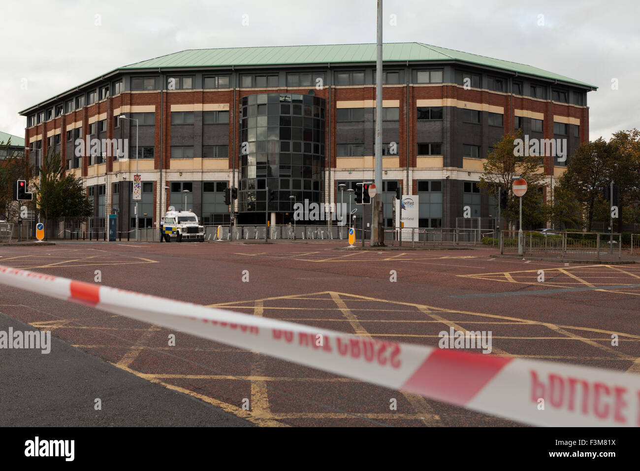 Divis Street, Belfast, Royaume-Uni. 09 octobre. 2015. Alerte de sécurité à Belfast Metropolitan College séance d'information recrutement PSNI forces d'être annulé Crédit : Bonzo/Alamy Live News Banque D'Images