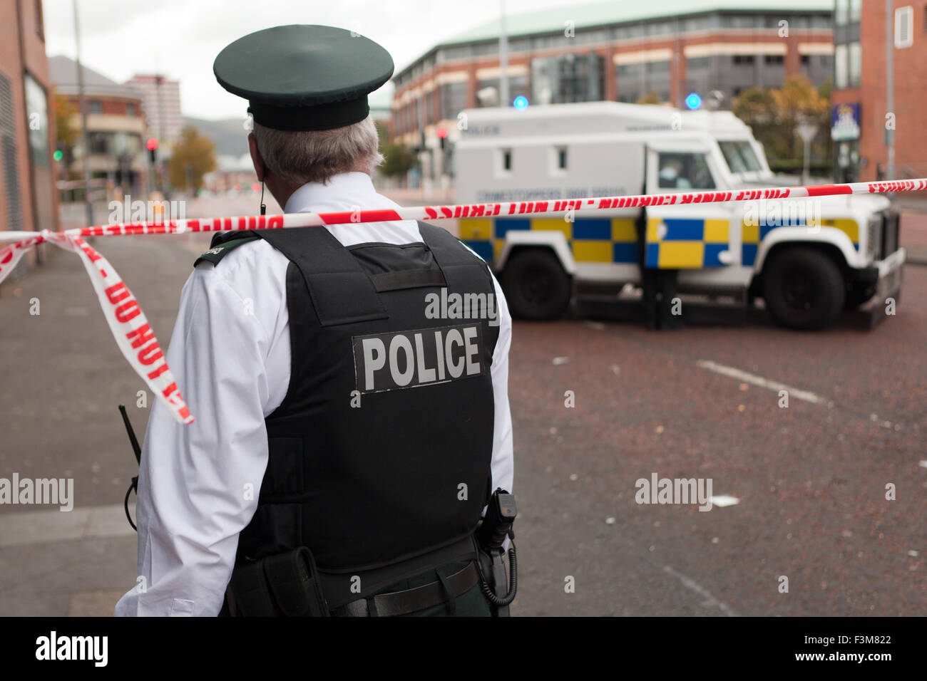 Divis Street, Belfast, Royaume-Uni. 09 octobre. 2015. Alerte de sécurité à Belfast Metropolitan College séance d'information recrutement PSNI forces d'être annulé Crédit : Bonzo/Alamy Live News Banque D'Images