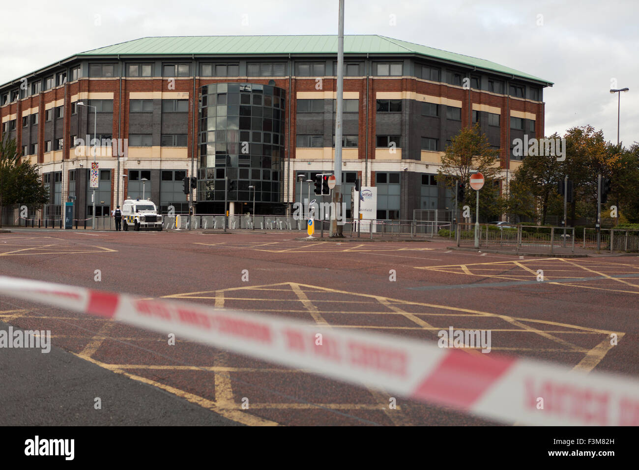 Divis Street, Belfast, Royaume-Uni. 09 octobre. 2015. Alerte de sécurité à Belfast Metropolitan College séance d'information recrutement PSNI forces d'être annulé Crédit : Bonzo/Alamy Live News Banque D'Images