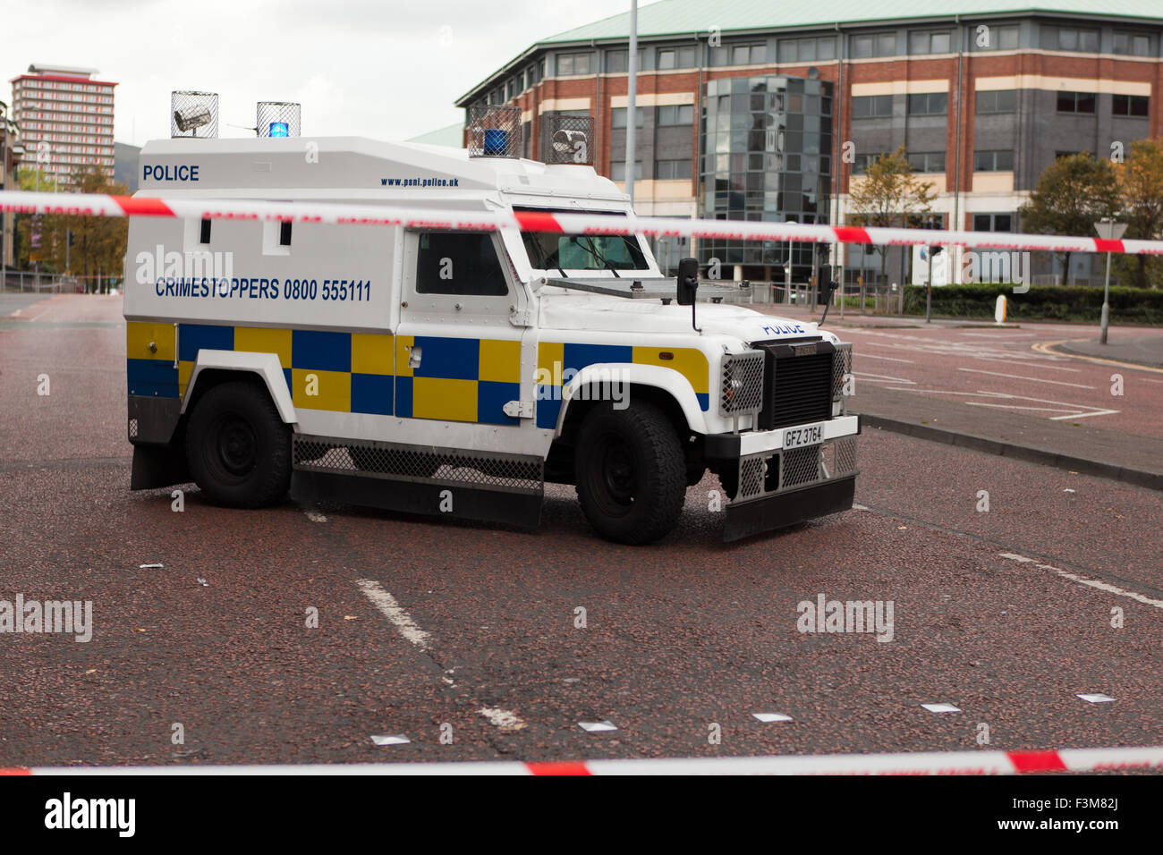 Divis Street, Belfast, Royaume-Uni. 09 octobre. 2015. Alerte de sécurité à Belfast Metropolitan College séance d'information recrutement PSNI forces d'être annulé Crédit : Bonzo/Alamy Live News Banque D'Images