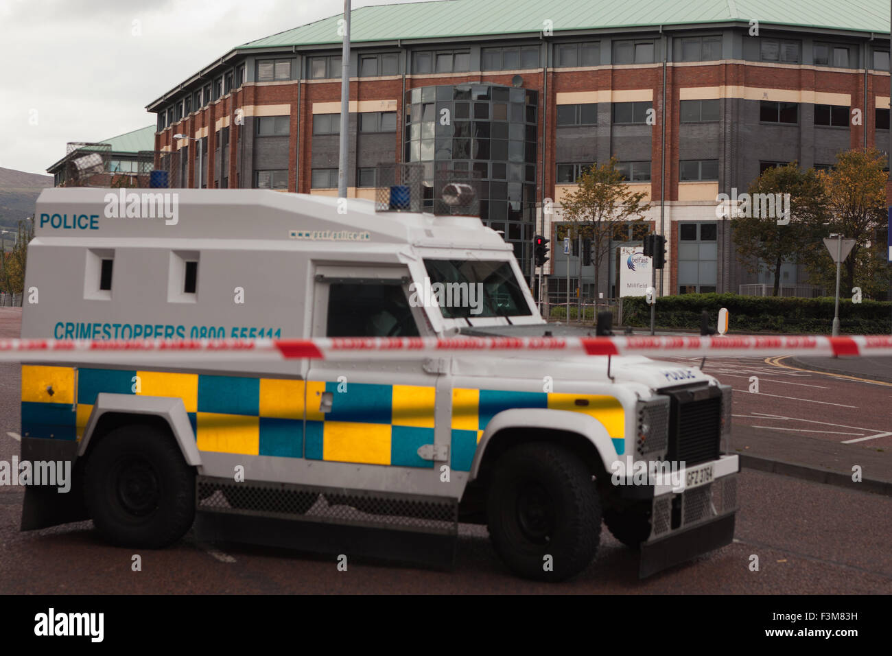 Divis Street, Belfast, Royaume-Uni. 09 octobre. 2015. Alerte de sécurité à Belfast Metropolitan College séance d'information recrutement PSNI forces d'être annulé Crédit : Bonzo/Alamy Live News Banque D'Images