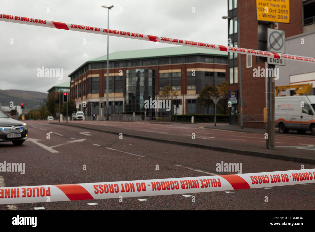 Divis Street, Belfast, Royaume-Uni. 09 octobre. 2015. Alerte de sécurité à Belfast Metropolitan College séance d'information recrutement PSNI forces d'être annulé Crédit : Bonzo/Alamy Live News Banque D'Images