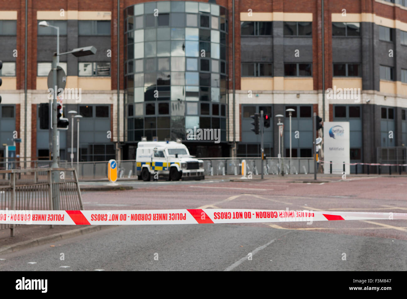 Divis Street, Belfast, Royaume-Uni. 09 octobre. 2015. Alerte de sécurité à Belfast Metropolitan College séance d'information recrutement PSNI forces d'être annulé Crédit : Bonzo/Alamy Live News Banque D'Images