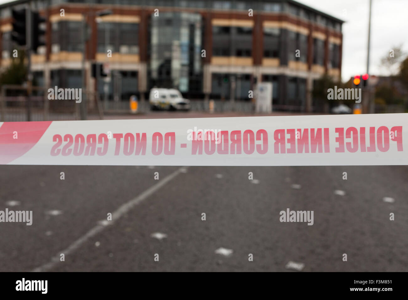 Divis Street, Belfast, Royaume-Uni. 09 octobre. 2015. Alerte de sécurité à Belfast Metropolitan College séance d'information recrutement PSNI forces d'être annulé Crédit : Bonzo/Alamy Live News Banque D'Images