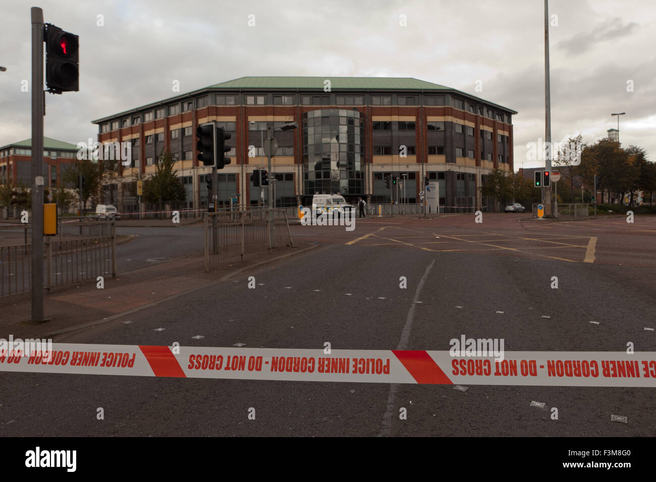 Divis Street, Belfast, Royaume-Uni. 09 octobre. 2015. Alerte de sécurité à Belfast Metropolitan College séance d'information recrutement PSNI forces d'être annulé Crédit : Bonzo/Alamy Live News Banque D'Images
