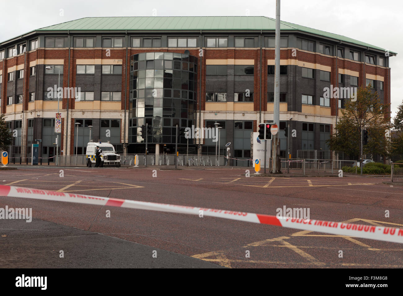 Divis Street, Belfast, Royaume-Uni. 09 octobre. 2015. Alerte de sécurité à Belfast Metropolitan College séance d'information recrutement PSNI forces d'être annulé Crédit : Bonzo/Alamy Live News Banque D'Images