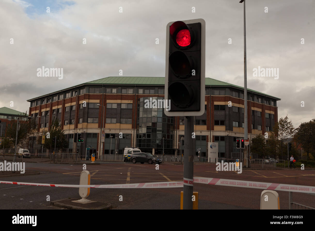 Divis Street, Belfast, Royaume-Uni. 09 octobre. 2015. Alerte de sécurité à Belfast Metropolitan College séance d'information recrutement PSNI forces d'être annulé Crédit : Bonzo/Alamy Live News Banque D'Images