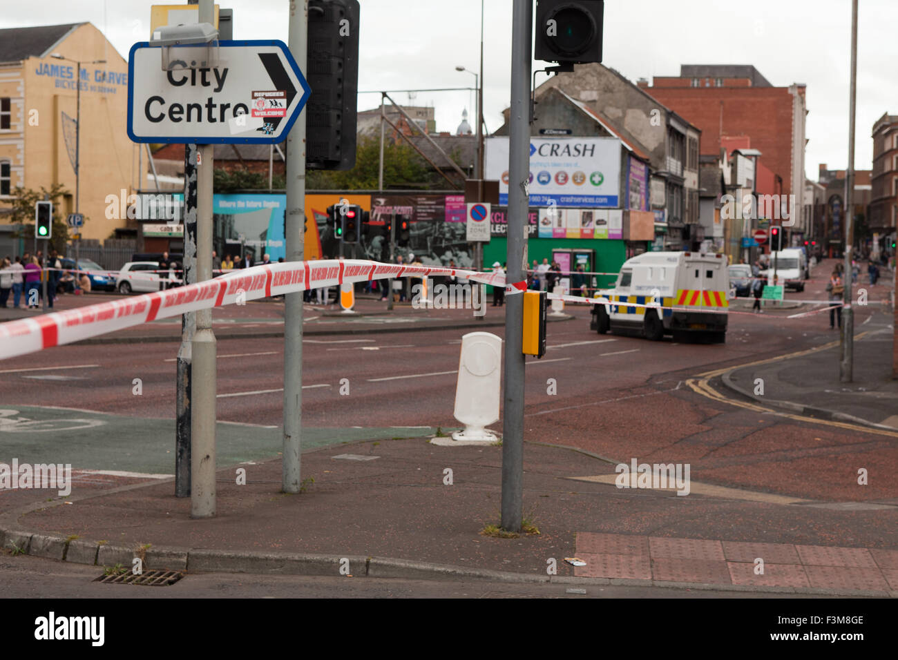 Divis Street, Belfast, Royaume-Uni. 09 octobre. 2015. Alerte de sécurité à Belfast Metropolitan College séance d'information recrutement PSNI forces d'être annulé Crédit : Bonzo/Alamy Live News Banque D'Images
