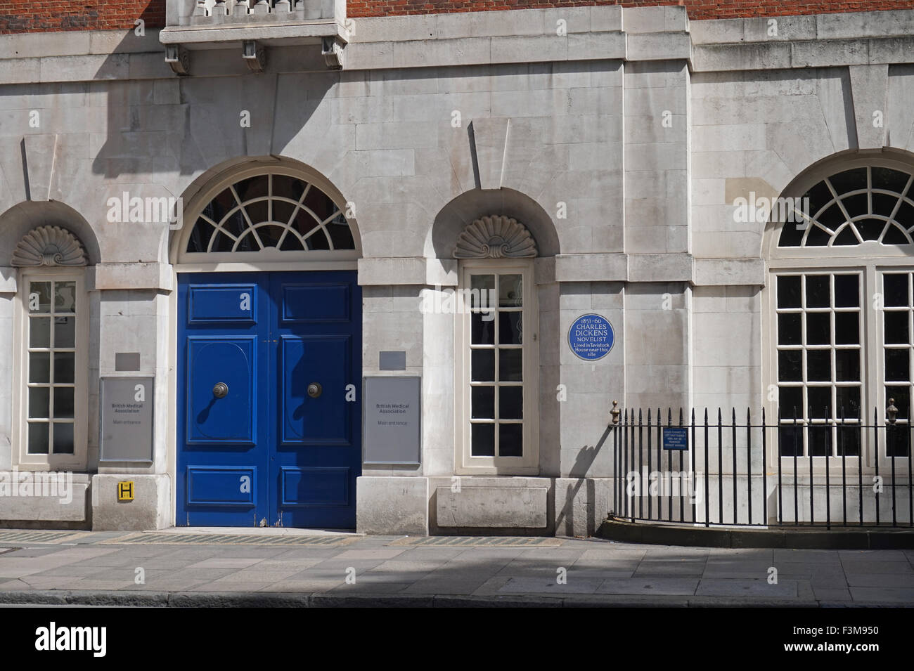 Plaque bleue de Charles Dickens sur le siège de la Tavistock House pour la British Medical Association, Londres Banque D'Images