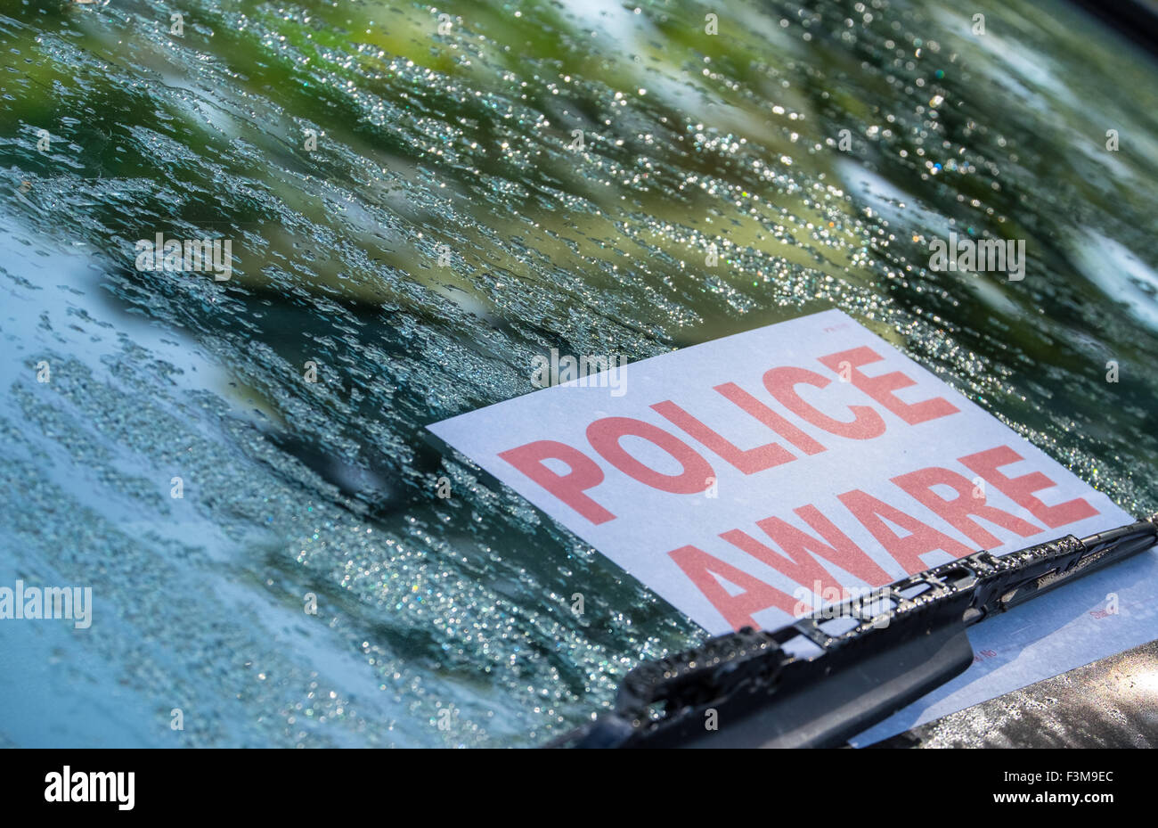 Conscient de la police inscription sur le pare-brise d'une voiture abandonnée Banque D'Images