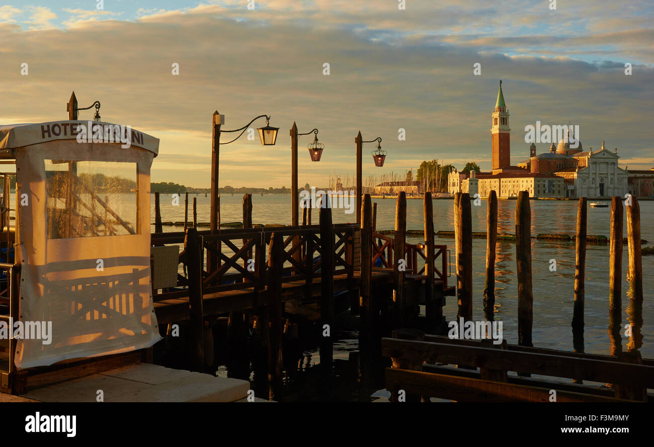 L'hôtel Cipriani légendaire voile point d'atterrissage à l'aube avec l'île de San Giorgio Maggiore et la basilique en arrière-plan Venise Italie Banque D'Images