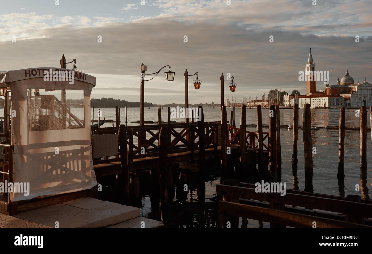 L'hôtel Cipriani légendaire voile point d'atterrissage à l'aube avec l'île de San Giorgio Maggiore et la basilique en arrière-plan Venise Italie Banque D'Images