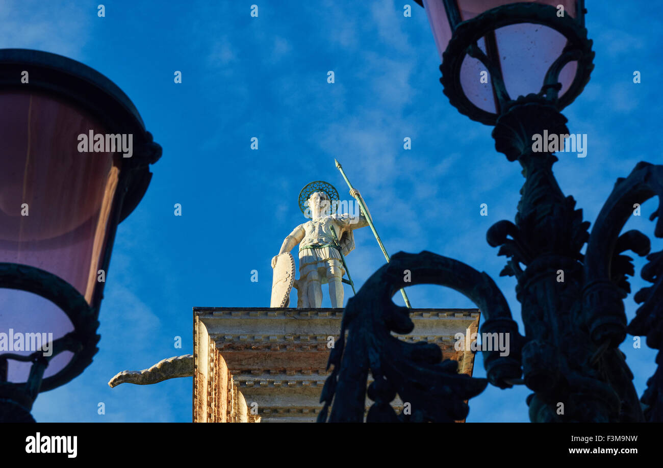 Colonna di Teodoro et des lampadaires de la Place St Marc Venise Vénétie Italie Europe Banque D'Images