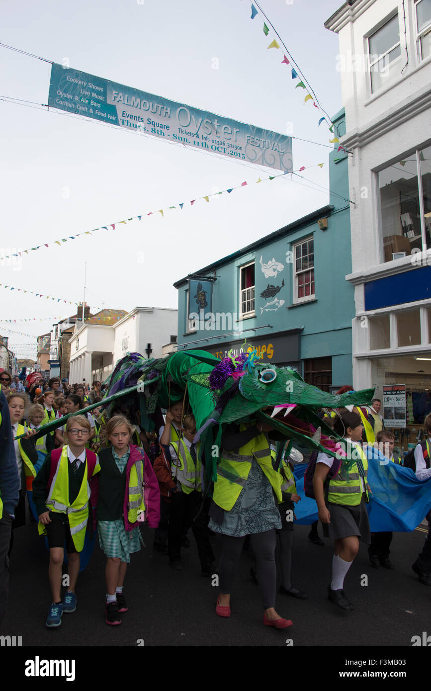 Falmouth, Royaume-Uni. 09Th Oct, 2015. Grand Défilé de l'Huître, avec les écoles locales, de la lande à National Maritime Museum Cornwall Falmouth Oyster Festival célèbre le début de la saison de dragage d'huîtres…à Cornwall UK 09-10-2015 Crédit : Kathleen White/Alamy Live News Banque D'Images