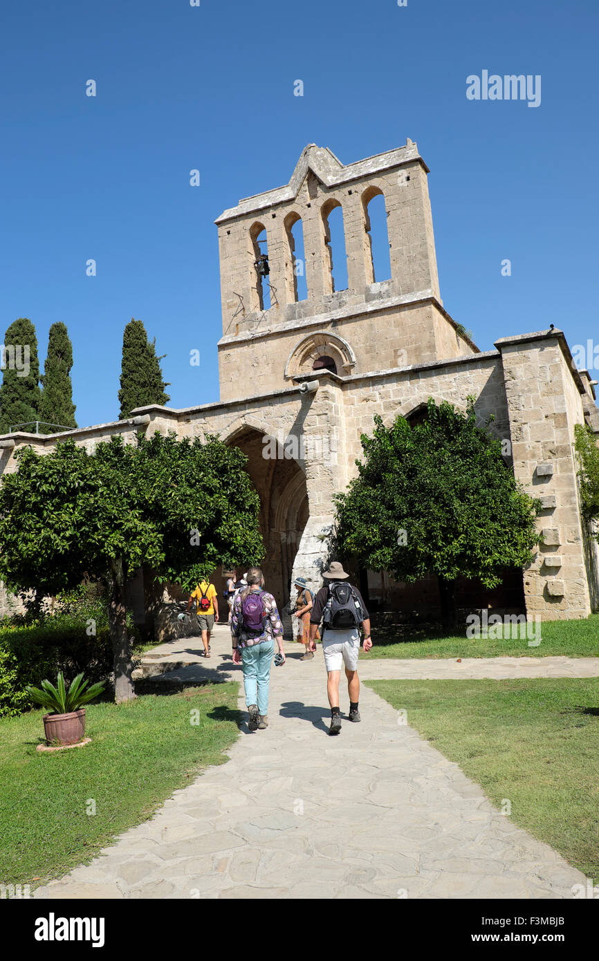Couple de touristes touristes marcheurs vue arrière sur une vacances de promenade sur un chemin vers le monastère de Bellapais, dans le nord de Chypre KATHY DEWITT Banque D'Images